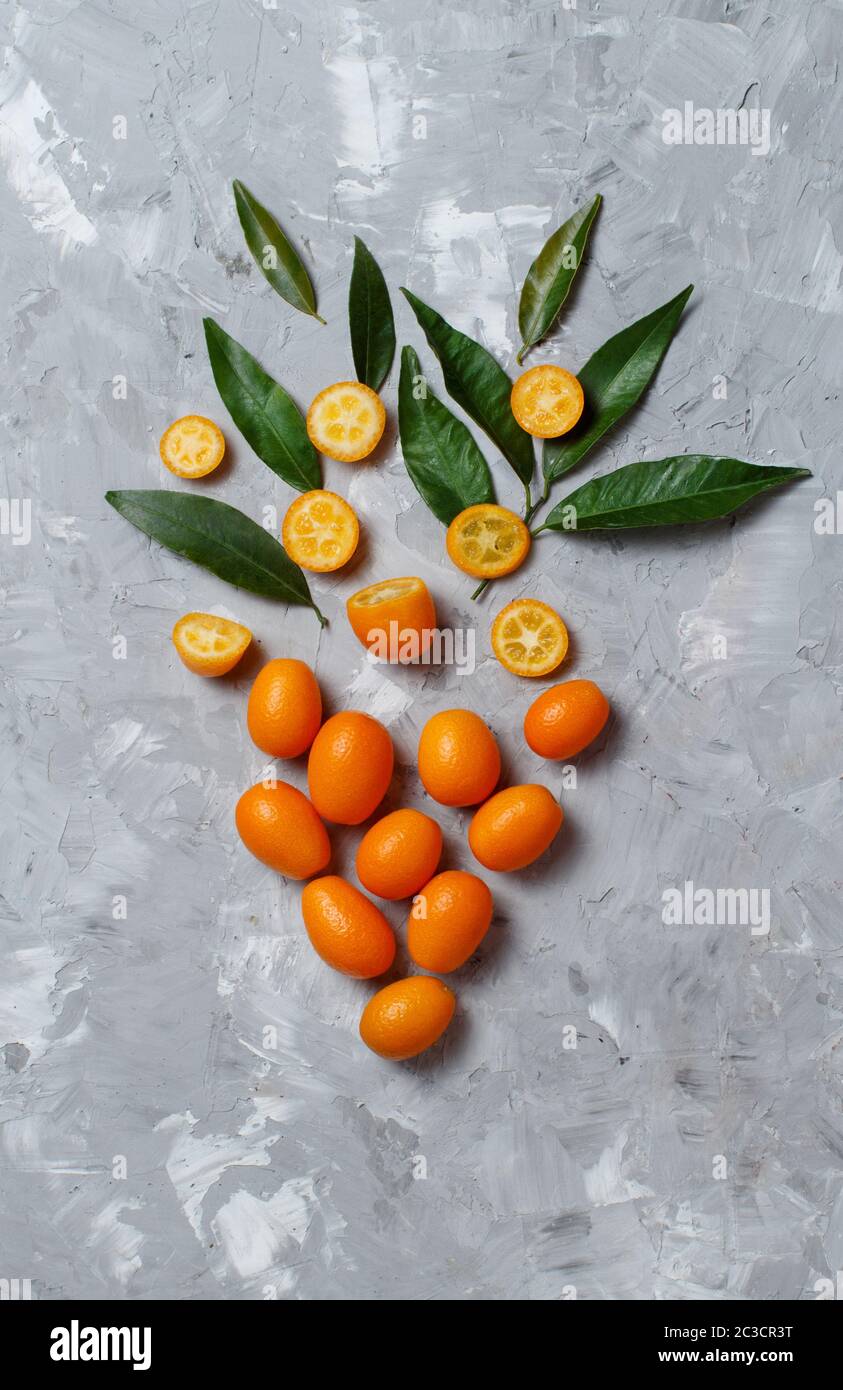 Kumquat frutti su sfondo grigio vista superiore Foto Stock