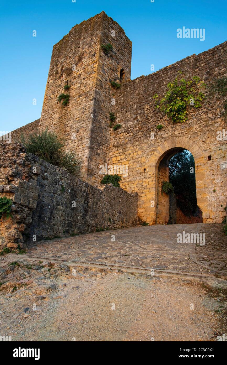 Monteriggioni è una città medievale fortificata, situata su un poggio naturale, costruita dai senesi nel 1214-19 come prima linea nelle loro guerre contro Firenze. Foto Stock