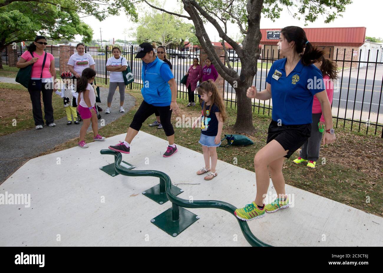 Austin Texas USA, aprile 12 2014: I bambini partecipano alla fiera della salute e del fitness ospitata da un'organizzazione no-profit per insegnare a genitori e bambini come esercitarsi e mangiare bene. L'evento ha incluso gare di piedi, giochi e dimostrazioni da parte di esperti di fitness. ©Marjorie Kamys Cotera/Daemmrich Photography Foto Stock