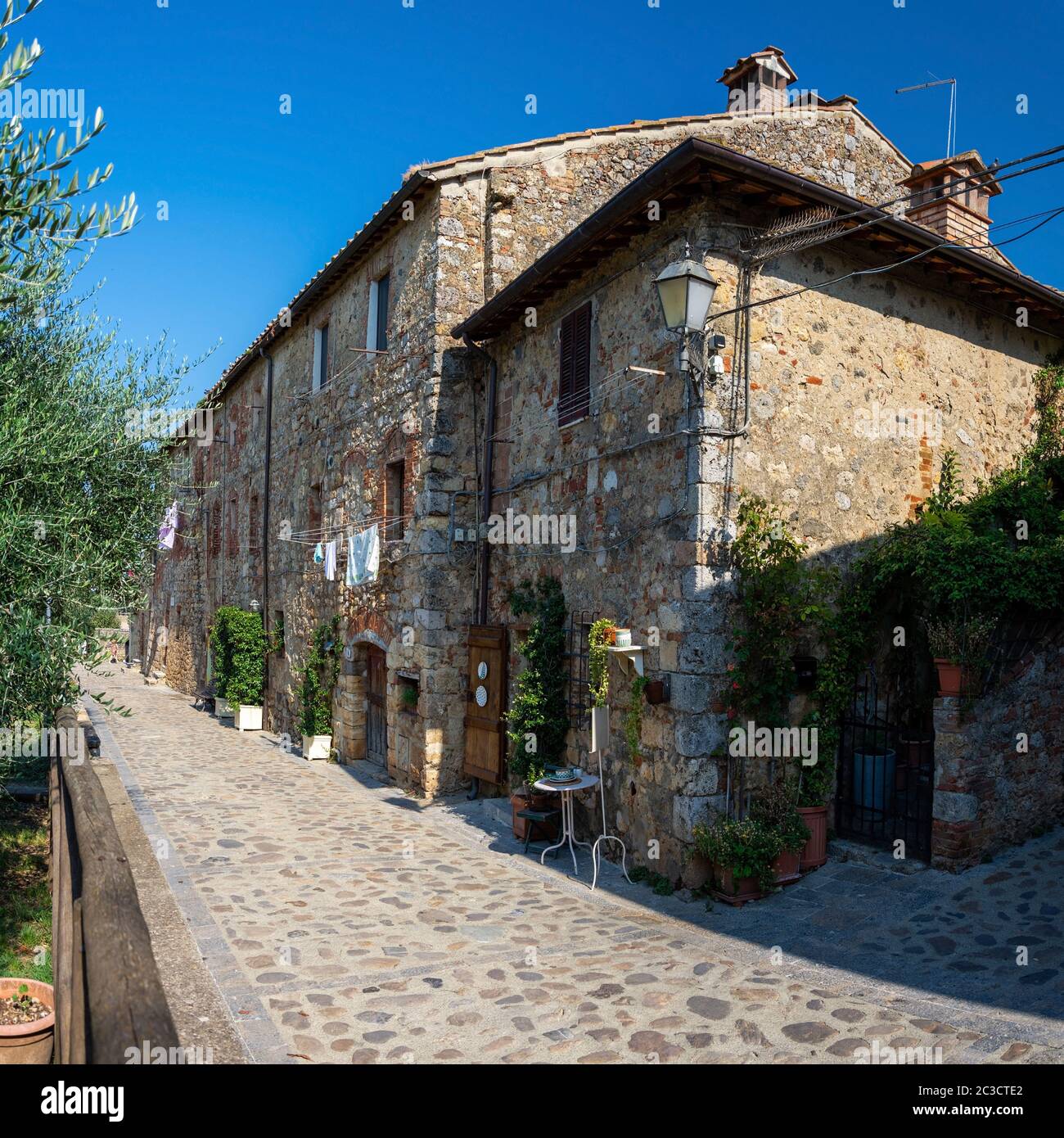 Monteriggioni è una città medievale fortificata, situata su un poggio naturale, costruita dai senesi nel 1214-19 come prima linea nelle loro guerre contro Firenze. Foto Stock