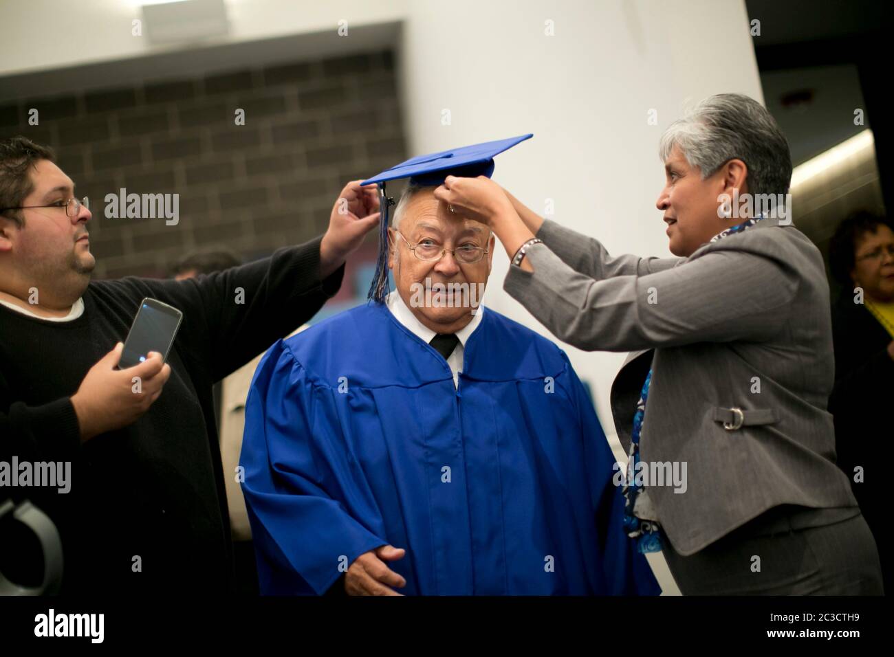 Austin Texas USA, 11 novembre 2014: Cerimonia del diploma di Austin Independent School District per i veterani di guerra in occasione della Veterans Day. Gli anziani, che hanno iniziato il loro servizio militare prima di laurearsi alla scuola superiore, hanno ricevuto diplomi onorari tardivi durante una cerimonia completa di cappelli e abiti per gli onorari. ©Marjorie Kamys Cotera/Daemmrich Photography Foto Stock