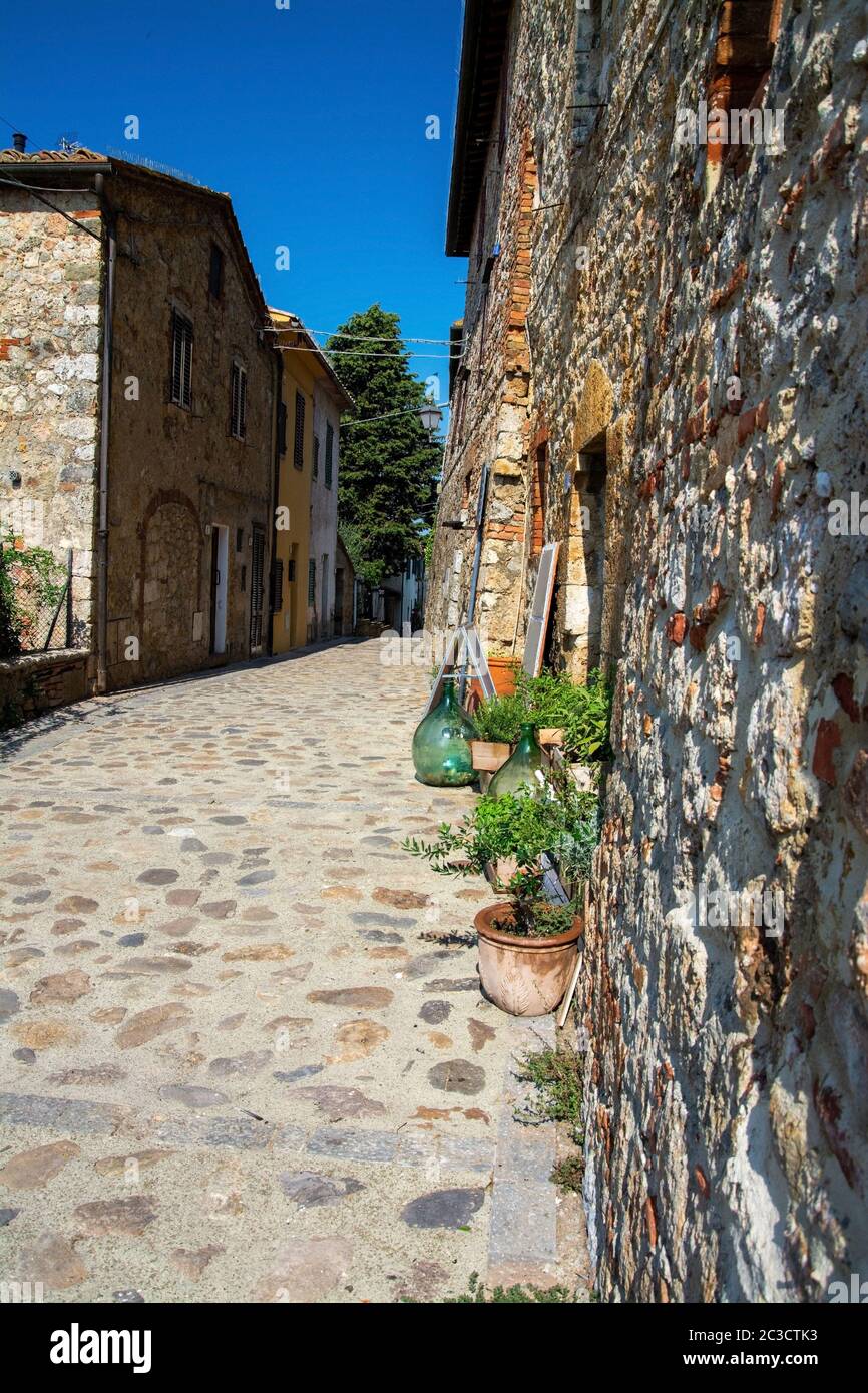 Monteriggioni è una città medievale fortificata, situata su un poggio naturale, costruita dai senesi nel 1214-19 come prima linea nelle loro guerre contro Firenze. Foto Stock