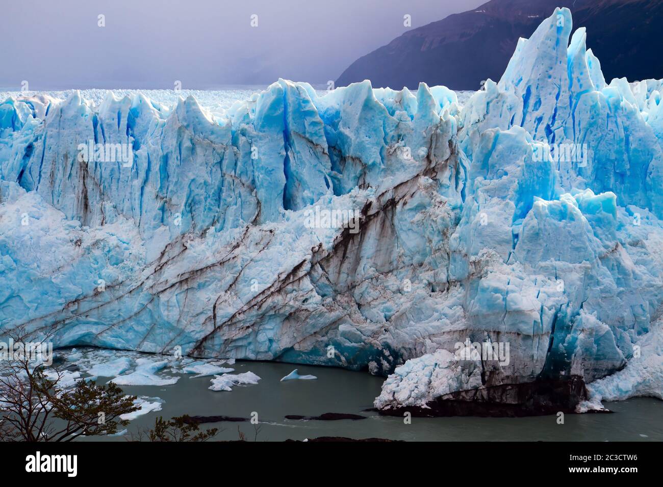 Sul ghiacciaio si formarono Calgaspors - neve penitente Foto Stock