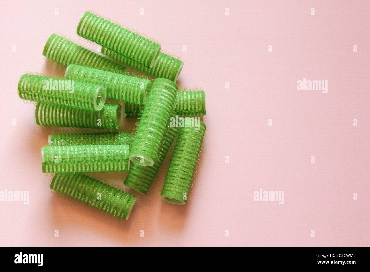 Culatori per capelli sul dorso rosa. Culer verdi per i capelli. Foto Stock