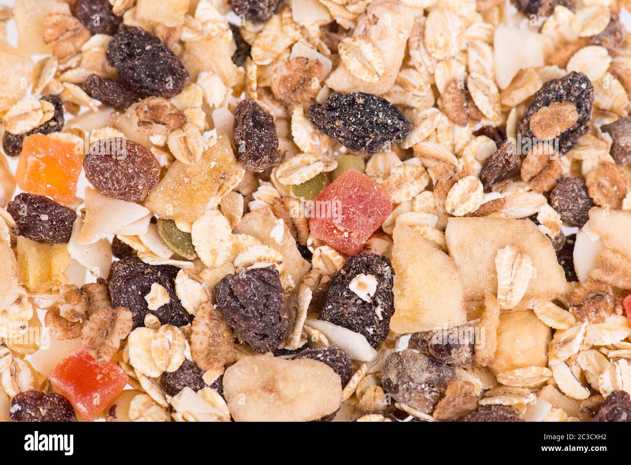 Muesli con cereali e frutta su fondo testurizzato marrone Foto Stock