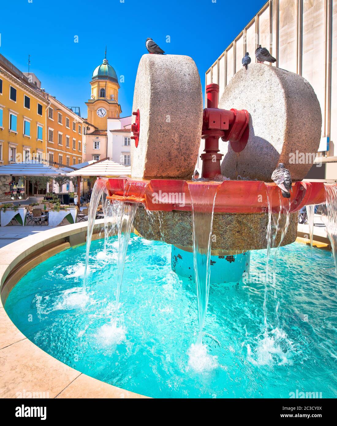 Piazza Rijeka e la fontana con la torre dell'orologio, 2020 capitale europea della cultura Foto Stock