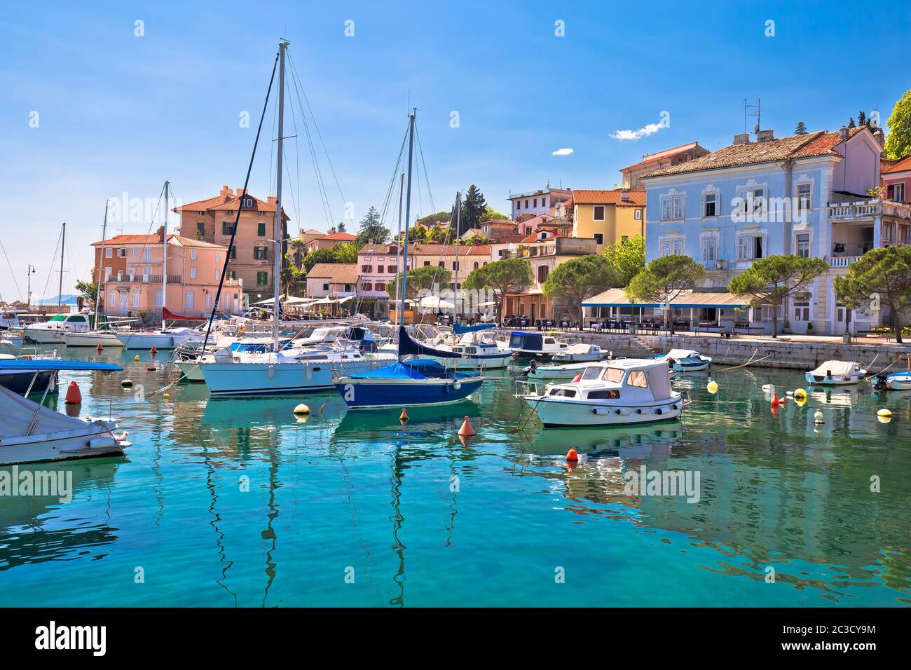 Idilliaco lungomare mediterraneo nel villaggio di Volosko, opatija riviera Foto Stock