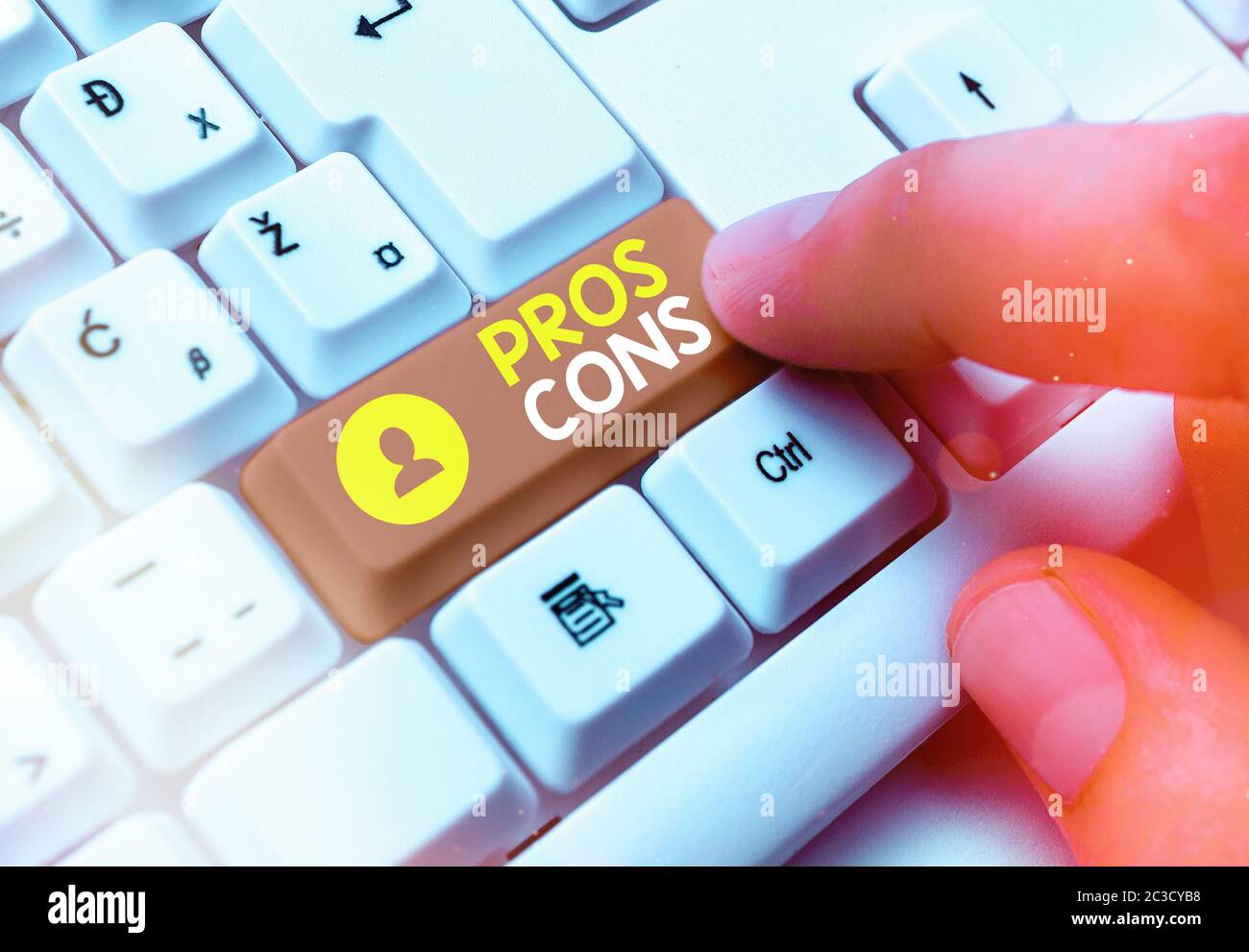 Scrittura concettuale a mano che mostra i pro Cons. Concetto che significa vantaggi e svantaggi osservati durante l'esame di un prodotto Foto Stock