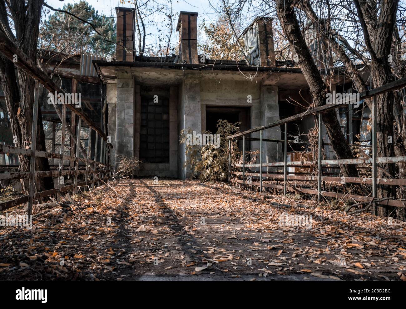 Edificio abbandonato in zona contaminata da Chernobyl in autunno Foto Stock