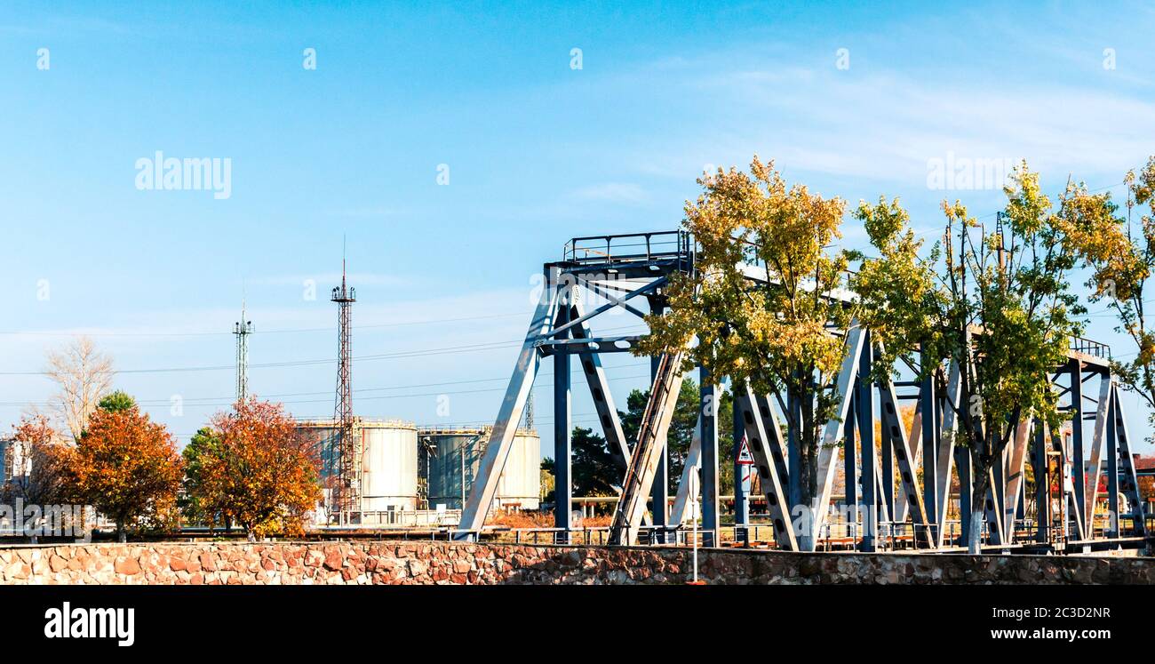 Vecchio ponte di ferro e serbatoi impianto di stoccaggio nucleare a Chernobyl Foto Stock