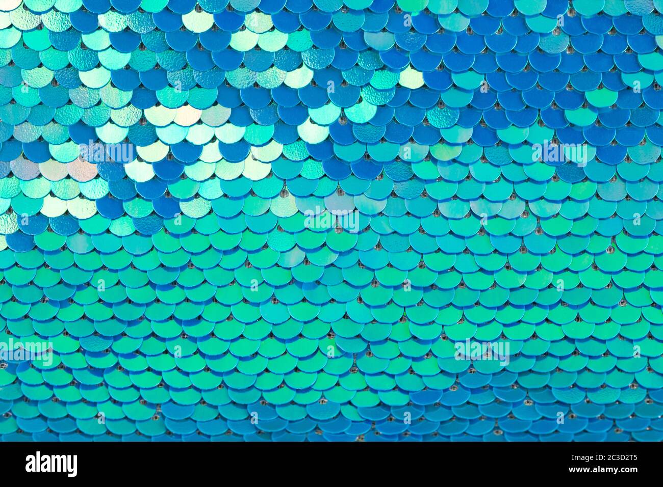 Sfondo olografico testurizzato astratto da paillettes turchesi lucenti iridescenti, come la sirena o le bilance dei pesci. Texture trendy con spazio per la copia. Celebra Foto Stock