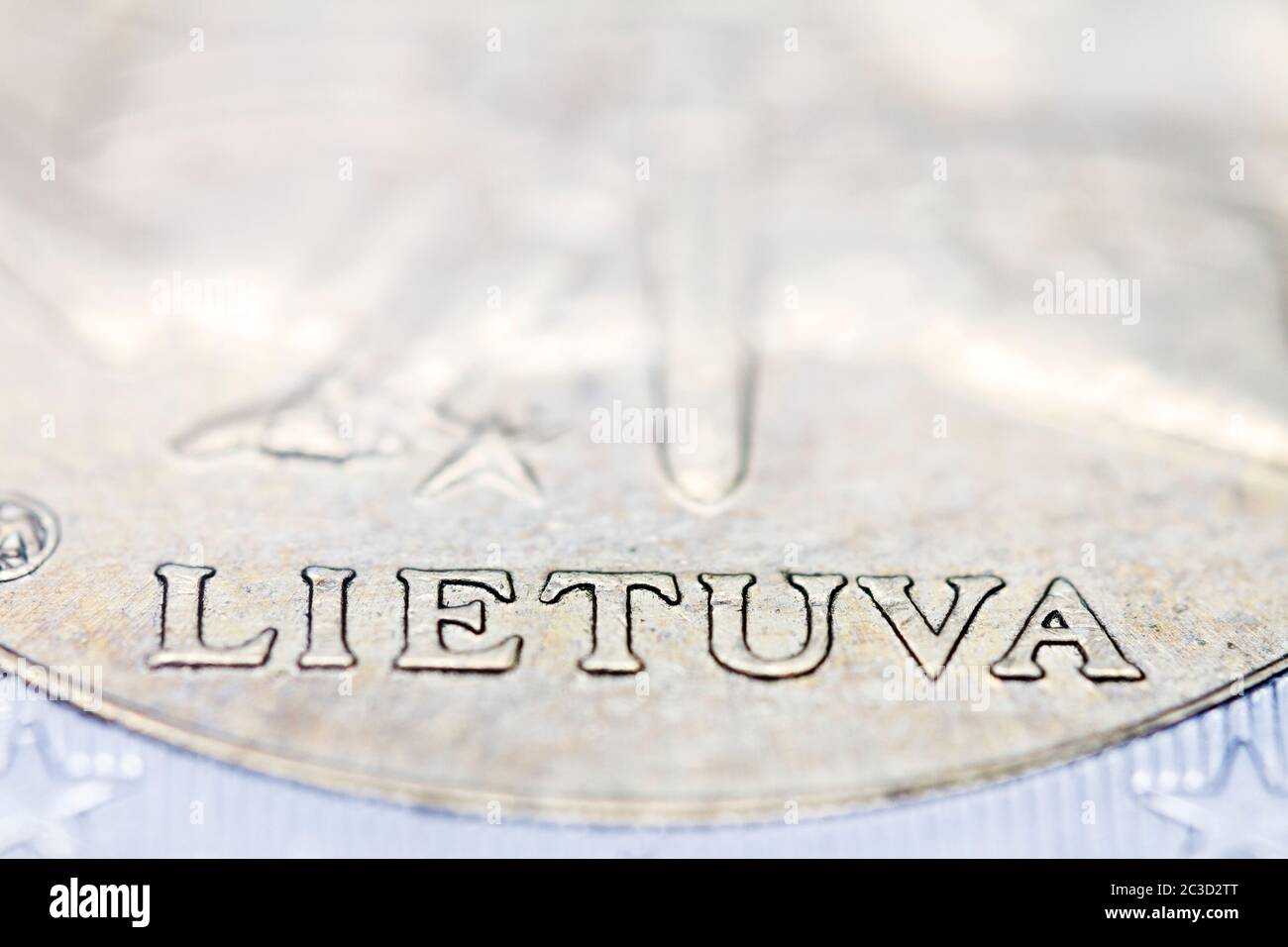 Due monete euro macro dettaglio con Lietuva parola. Lituano 2 euro moneta macro vista. Primo piano della moneta europea. Profondità di campo poco profonda. Foto Stock