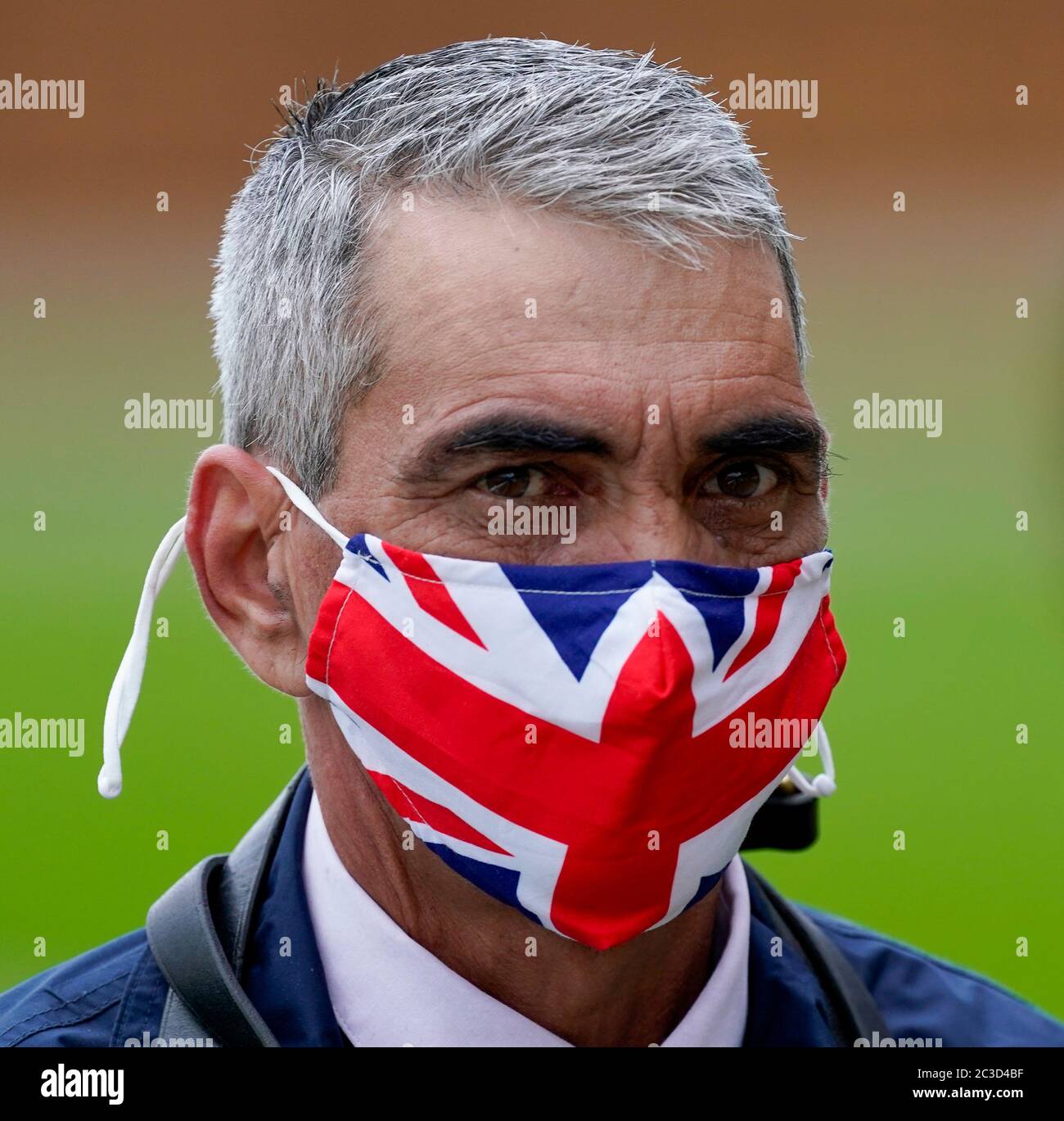 Una maschera Union Jack durante il quarto giorno di Ascot reale all'Ippodromo di Ascot. Foto Stock