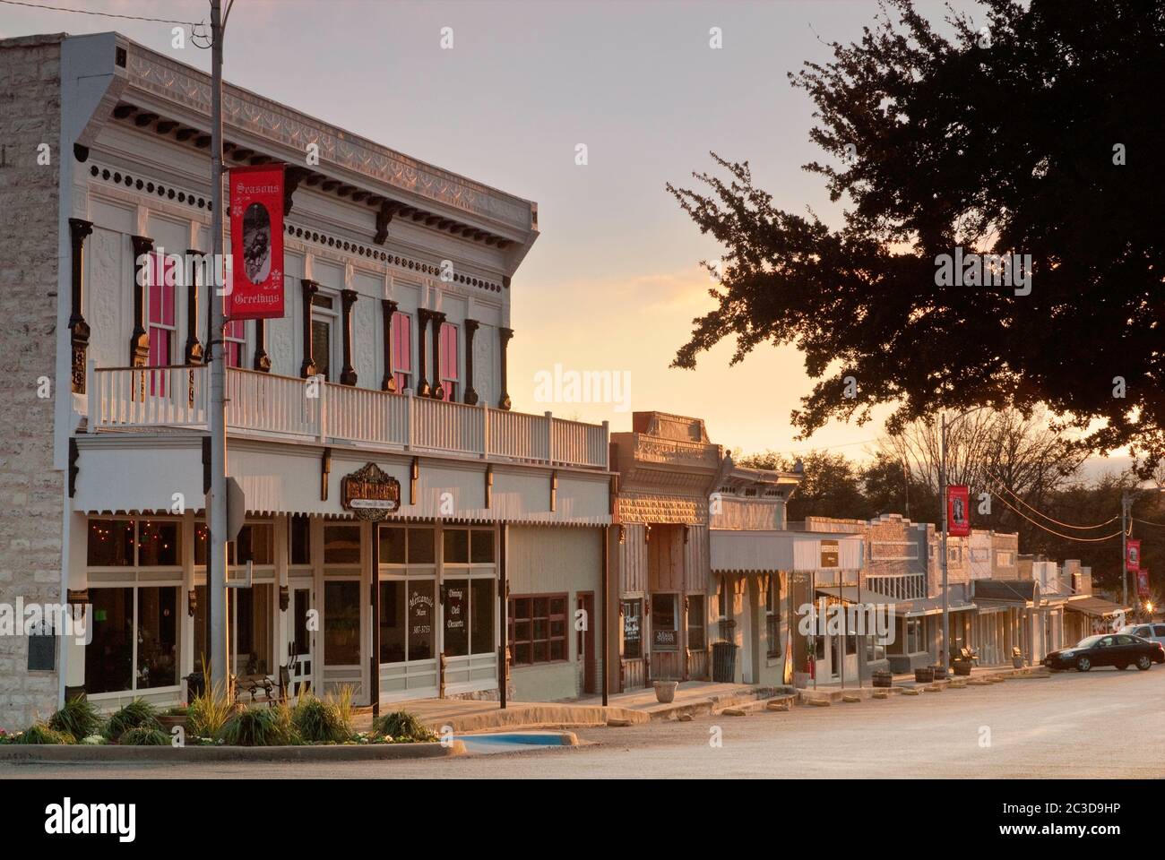 Storico edificio Mercantile e negozi al tramonto su Main Street a sonora, Edwards Plateau, Texas, USA Foto Stock