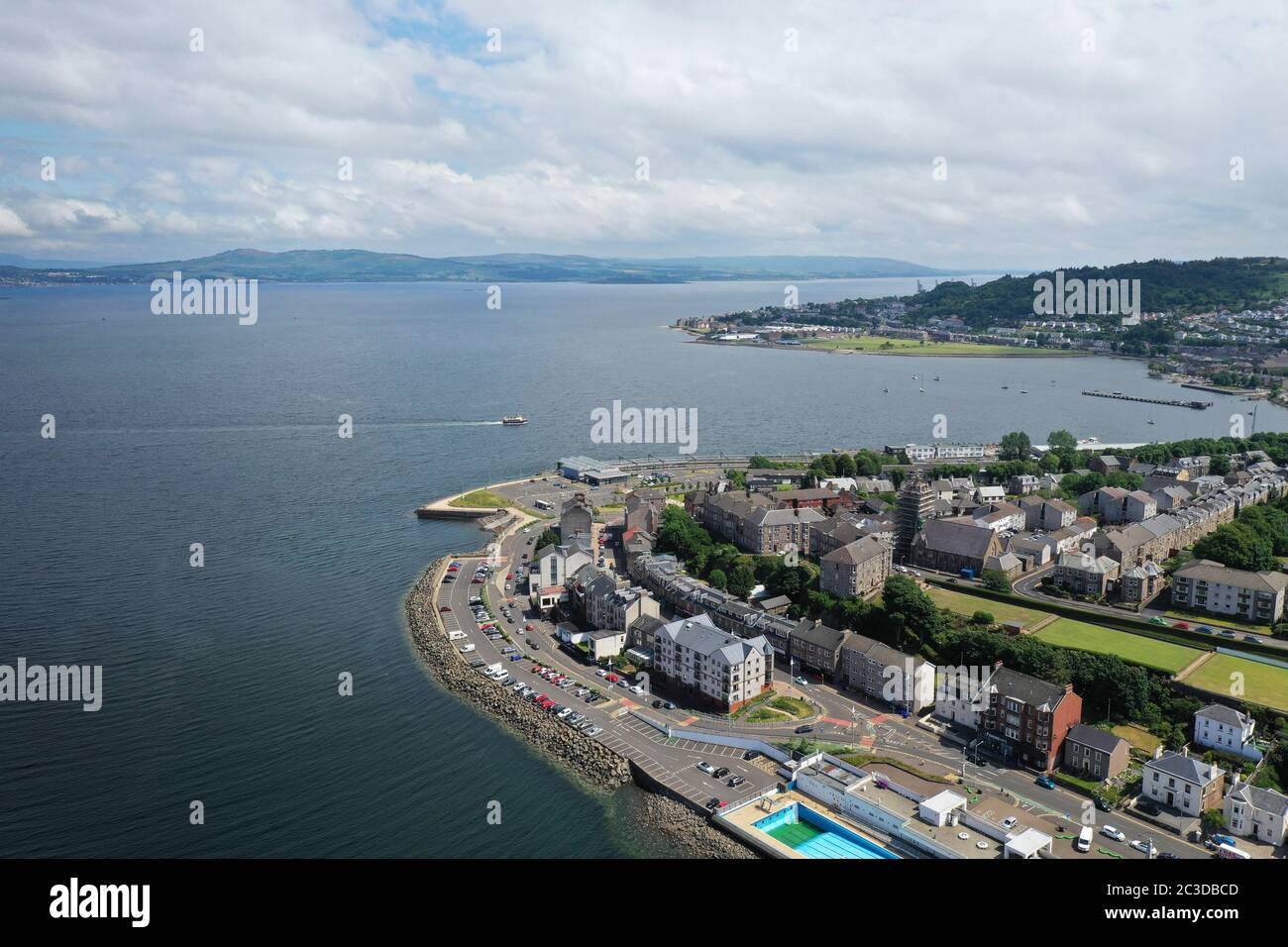 Vista aerea del drone di Gourock guardando a est lungo il fiume Clyde Foto Stock