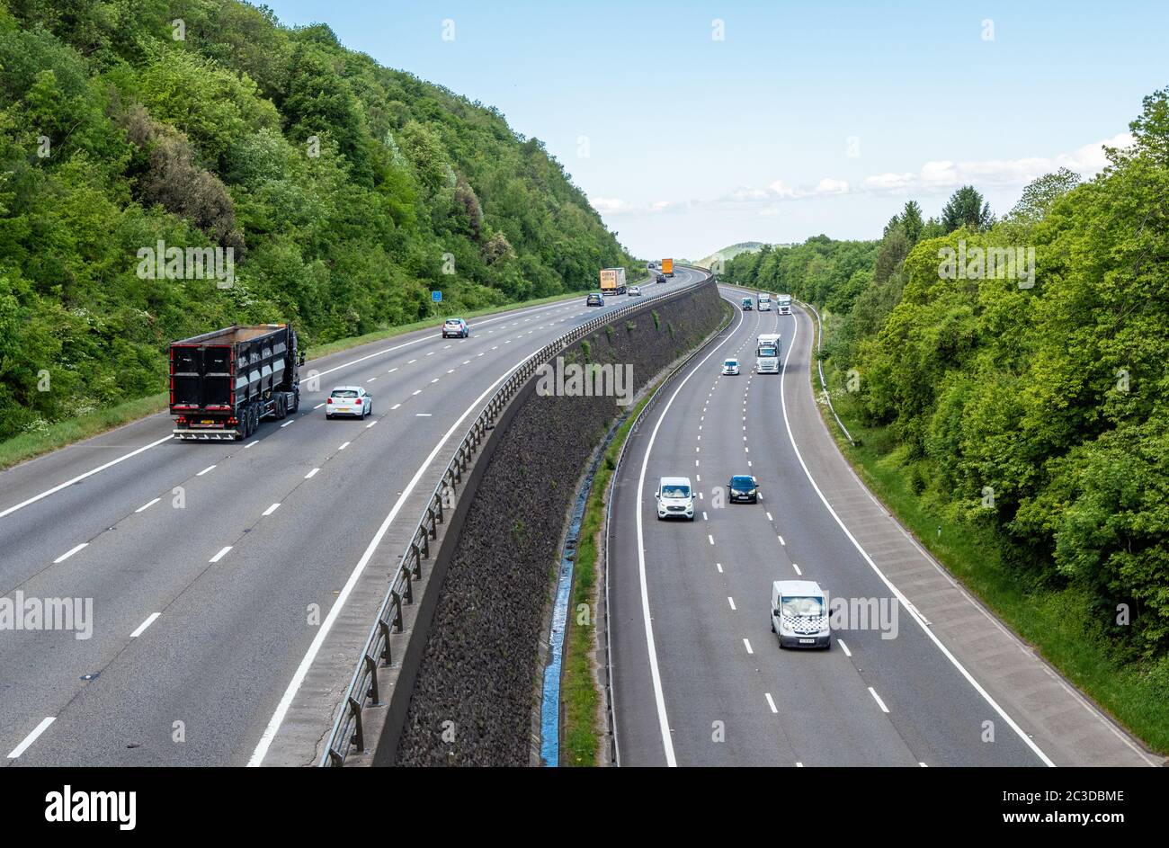 Sezione a livelli sfalsati dell'autostrada M5 durante il passaggio Attraverso il Failand Ridge e la Valle di Gordano vicino a Bristol UK Foto Stock