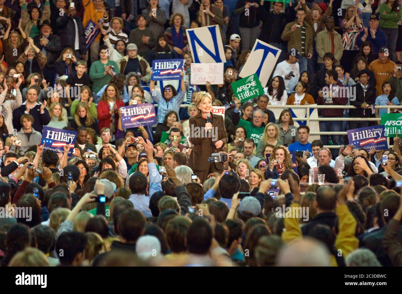 Austin, Texas USA, 3 marzo 2008: Il Sen. Hillary Clinton, candidato leader per la candidatura presidenziale democratica, parla ad una folla entusiasta il giorno prima delle elezioni primarie del Texas. ©Marjorie Kamys Cotera/Daemmrich Photography Foto Stock