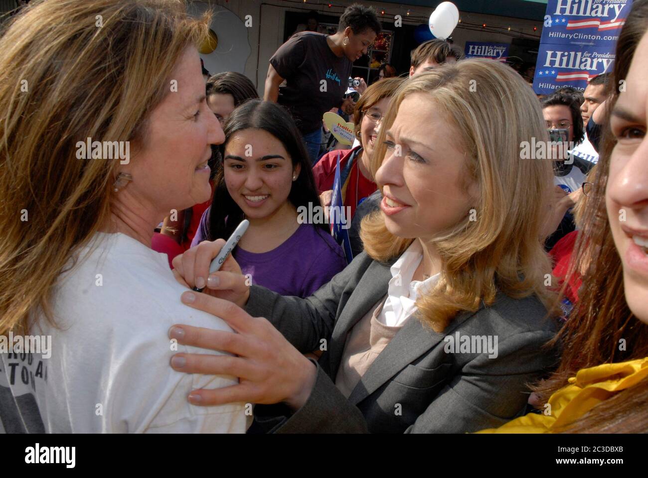 Austin, Texas USA, febbraio 21 2008: Chelsea Clinton, figlia dell'ex presidente Bill Clinton e della democratica speranza presidenziale Hillary Clinton, saluta i sostenitori di Hillary Clinton al rally. ©Marjorie Kamys Cotera/Daemmrich Photography Foto Stock
