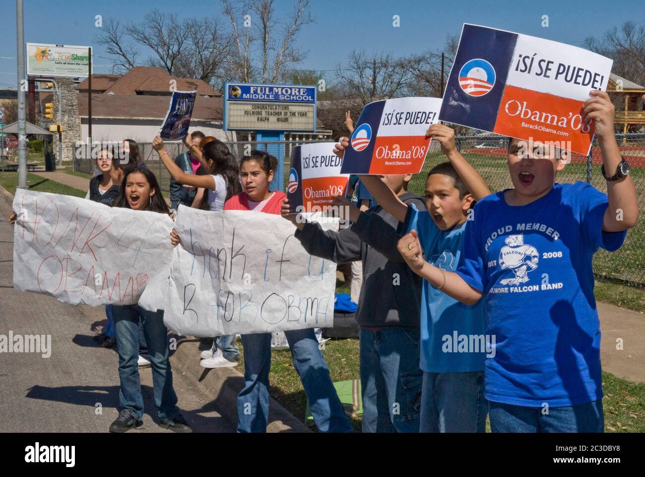 Austin Texas USA, 4 2008 marzo: Gruppo multietnico di studenti si radunano per il candidato presidenziale democratico Barack Obama al di fuori del campus della scuola media nel giorno del voto primario del Texas. Marjorie Kamys Fotografia Cotera/Daemmrich Foto Stock