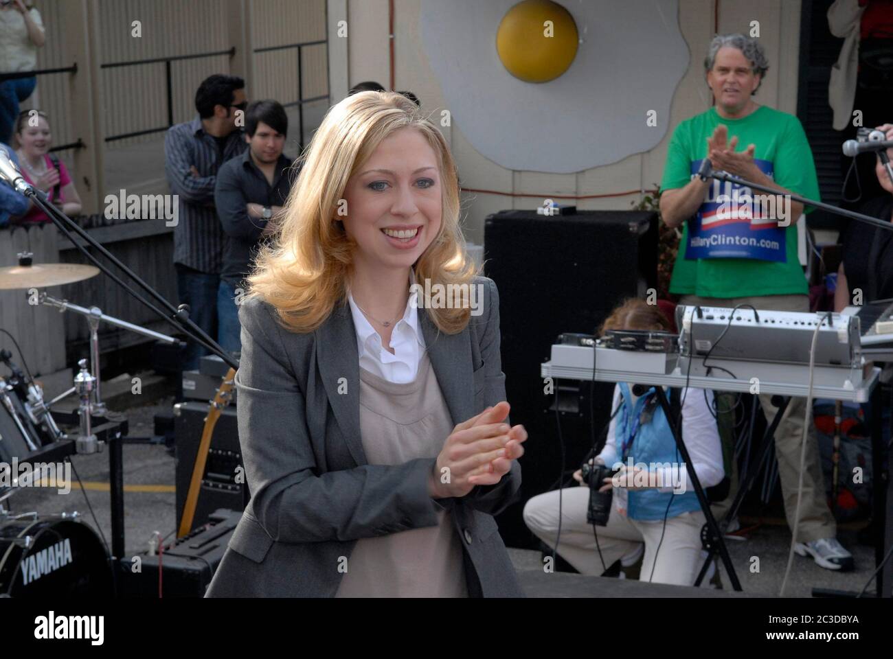 Austin, Texas USA, febbraio 21 2008: Chelsea Clinton, figlia dell'ex presidente Bill Clinton e della democratica speranza presidenziale Hillary Clinton, saluta i sostenitori di Hillary Clinton al rally. ©Marjorie Kamys Cotera/Daemmrich Photography Foto Stock