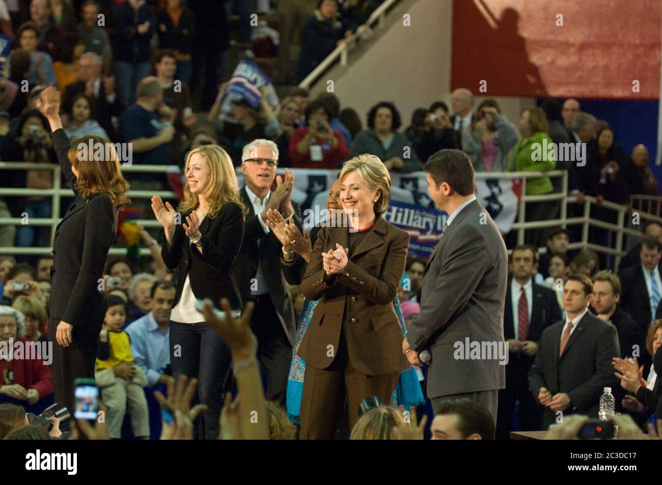 Austin, Texas USA, 3 marzo 2008: Sul palco (da sinistra a destra) l'attrice Mary Steenburgen, Chelsea Clinton, l'attore Ted Danson, il Congresso Sheila Jackson, il senatore democratico di speranza presidenziale Hillary Clinton e il Rep. Eddie Rodriguez durante la campagna elettorale di Clinton il giorno prima che i texani votino nelle elezioni primarie repubblicane e democratiche. Austin, Texas USA, 3 marzo 2008: Il Sen. Hillary Clinton, candidato leader per la candidatura presidenziale democratica, parla ad una folla entusiasta il giorno prima delle elezioni primarie del Texas. ©Marjorie Kamys Cotera/Daemmrich Photography/ Foto Stock