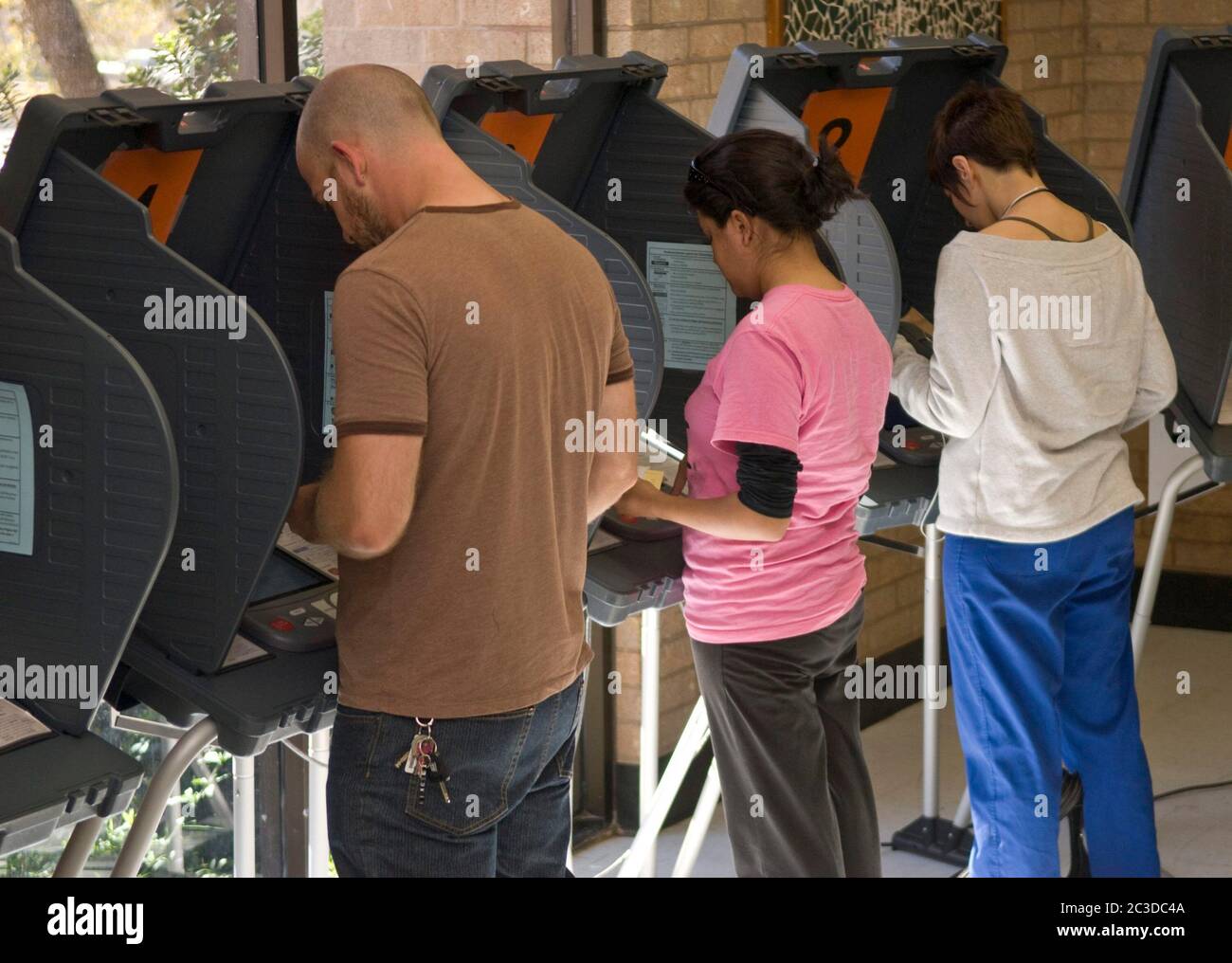 Austin, Texas USA, 4 marzo 2008: Gli elettori utilizzano le macchine di voto elettroniche al posto di voto nel giorno delle elezioni primarie in Texas. ©Marjorie Kamys Cotera/Daemmrich Photography Foto Stock