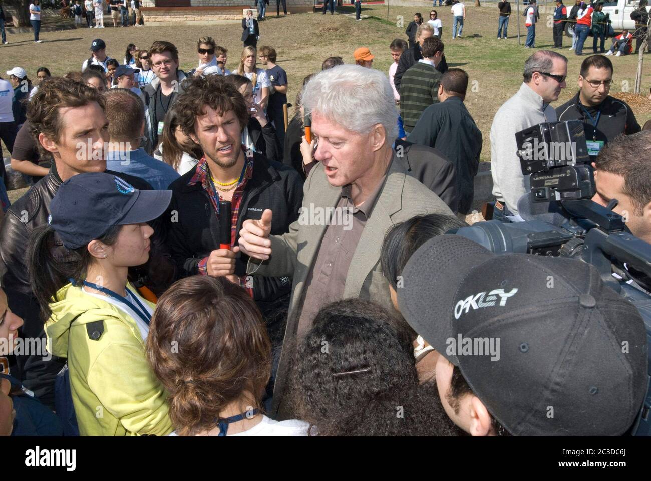 Austin, Texas USA, 15 febbraio 2009: Gli studenti universitari si riuniscono intorno all'ex presidente Bill Clinton (centro) e l'attore Matthew McConaughey al Rosewood Park di East Austin. I volontari studenteschi stavano lavorando a progetti di manutenzione nel parco come parte della componente di servizio della comunità della Clinton Global Initiative. ©Marjorie Kamys Cotera/Daemmrich Photography Foto Stock