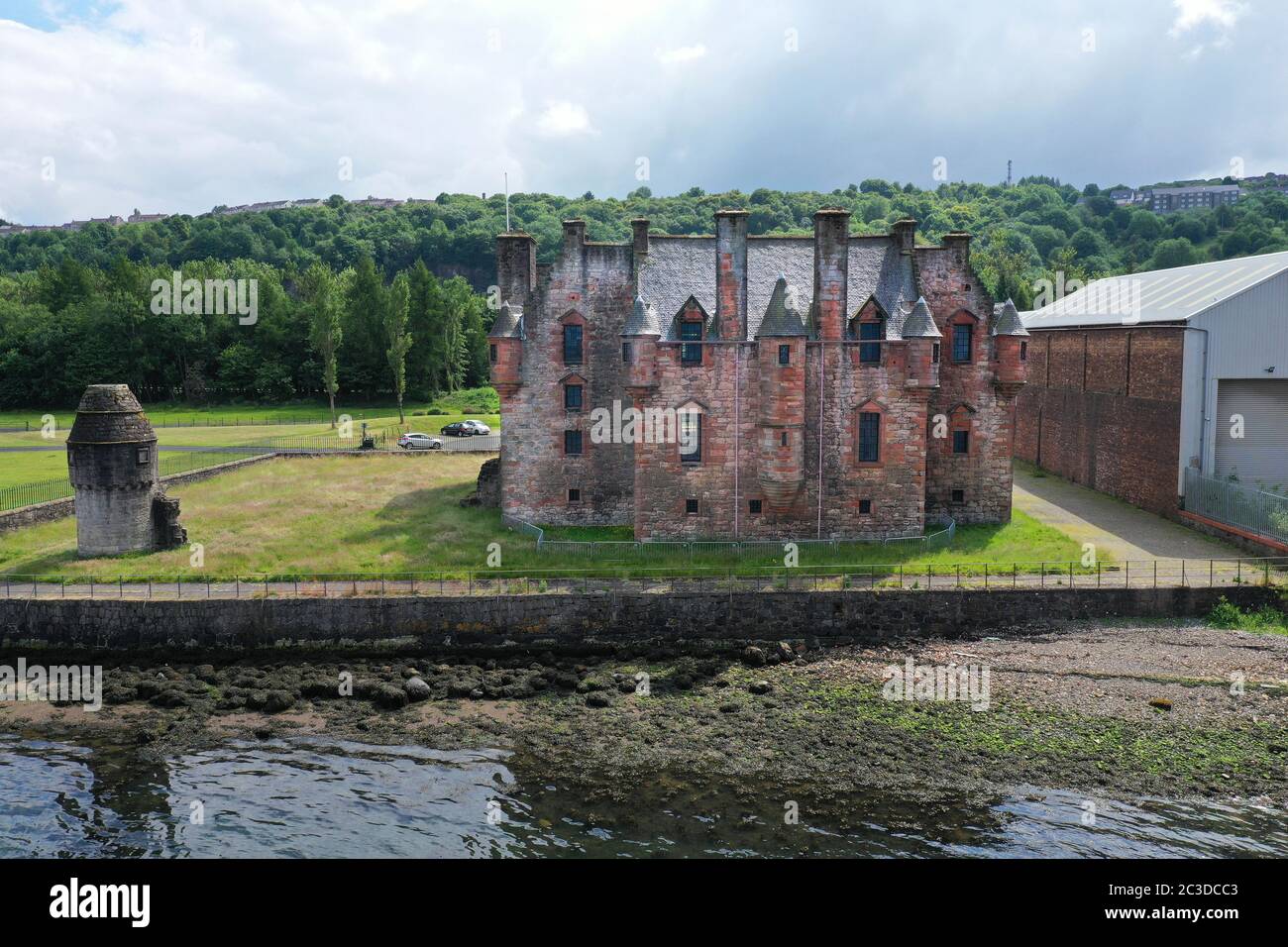 Vista aerea del castello di Newark Port Glasgow Inverclyde Foto Stock