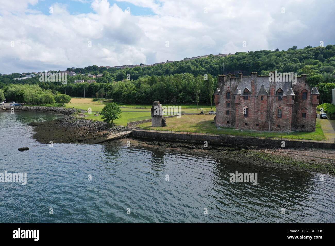 Vista aerea del castello di Newark Port Glasgow Inverclyde Foto Stock