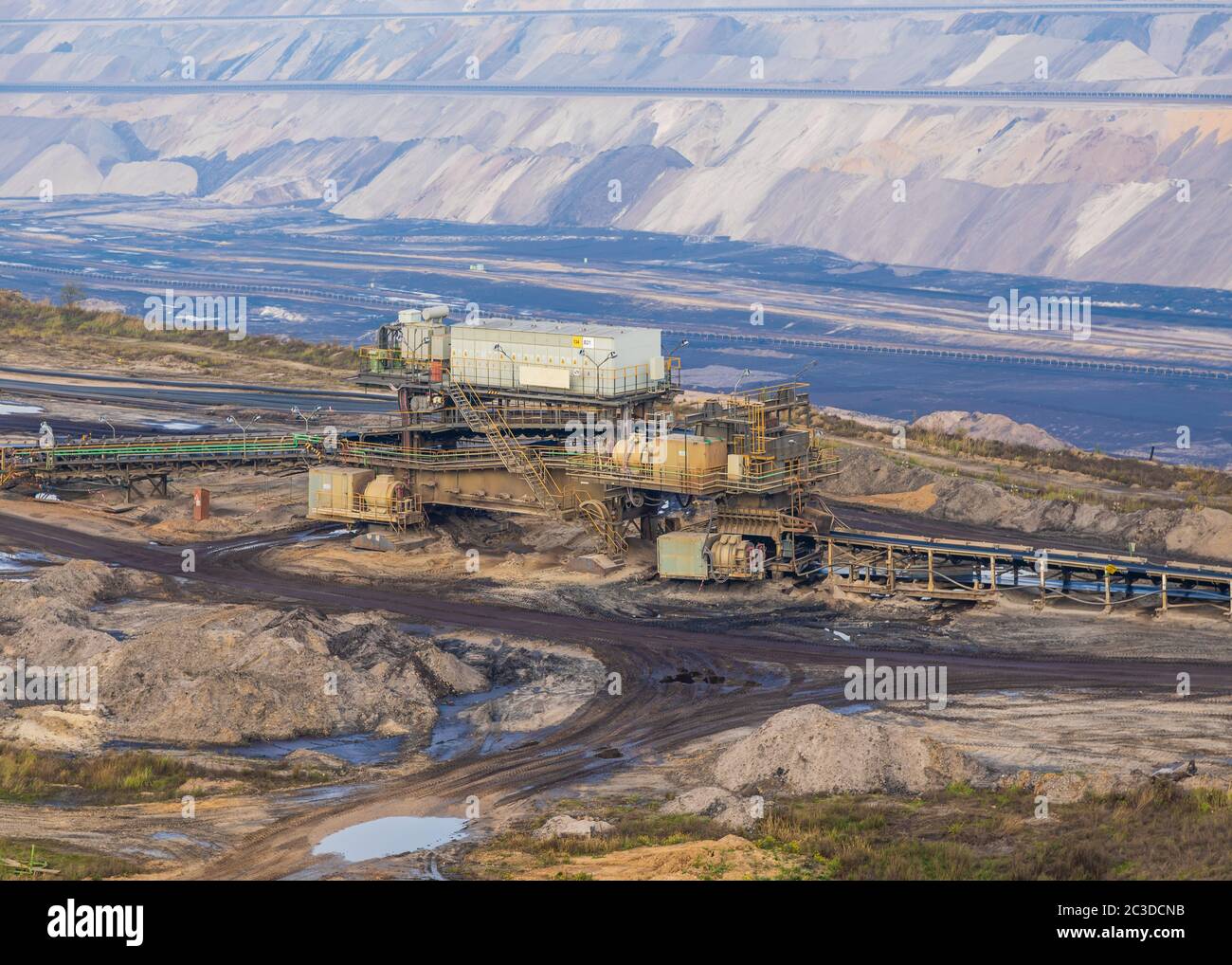 Inden, Germania - 1 novembre 2016: Escavatori gommati a benna presso il 'Tagebau Inden', una buca di carbone marrone aperta di RWE nella Renania Settentrionale-Vestfalia Foto Stock