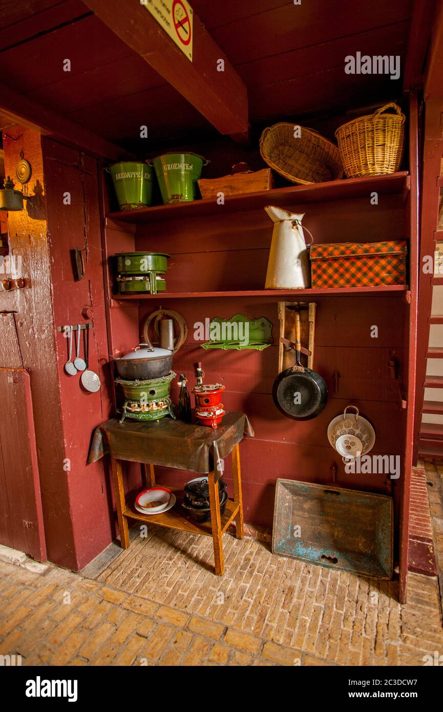 La zona di soggiorno all'interno di un mulino a vento (museo) a Kinderdijk, Paesi Bassi. Foto Stock