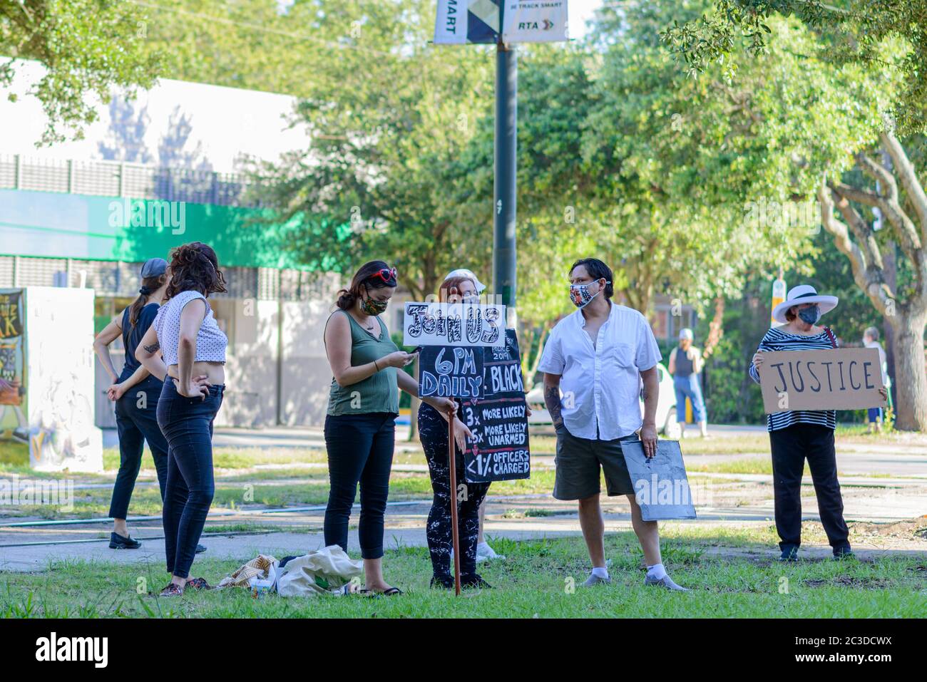 New Orleans, Louisiana/USA - 13/06/2020: Manifestanti per la giustizia razziale su Carrollton Avenue Foto Stock