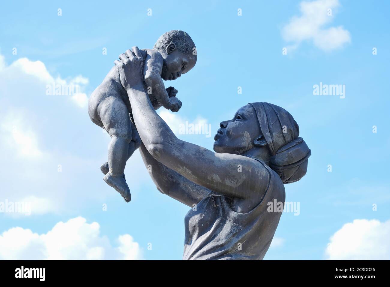 La statua della Donna di bronzo, raffigurante una donna afro-caraibica e un bambino tenuto in aloft è detto essere il primo del relativo genere in esposizione permanente in Inghilterra. Foto Stock