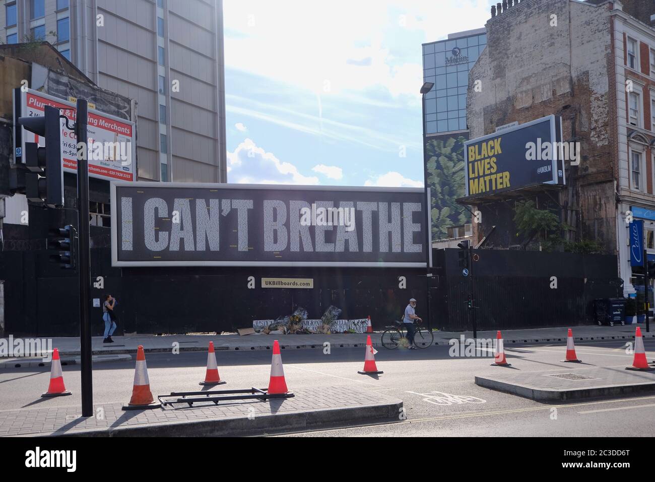 Un cartellone BLM che mostra le parole 'non posso respirare', con 3000 nomi di coloro che sono morti a causa di violenza razzista o in custodia di polizia. Foto Stock
