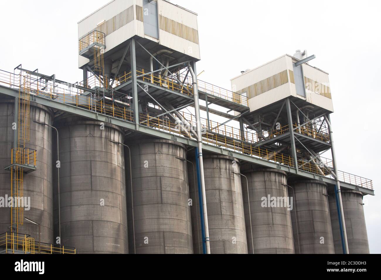 Serbatoi grandi per lo stoccaggio di olio o combustibile liquido. Raffineria chimica. Aprile 2013. Vienna, Austria Foto Stock