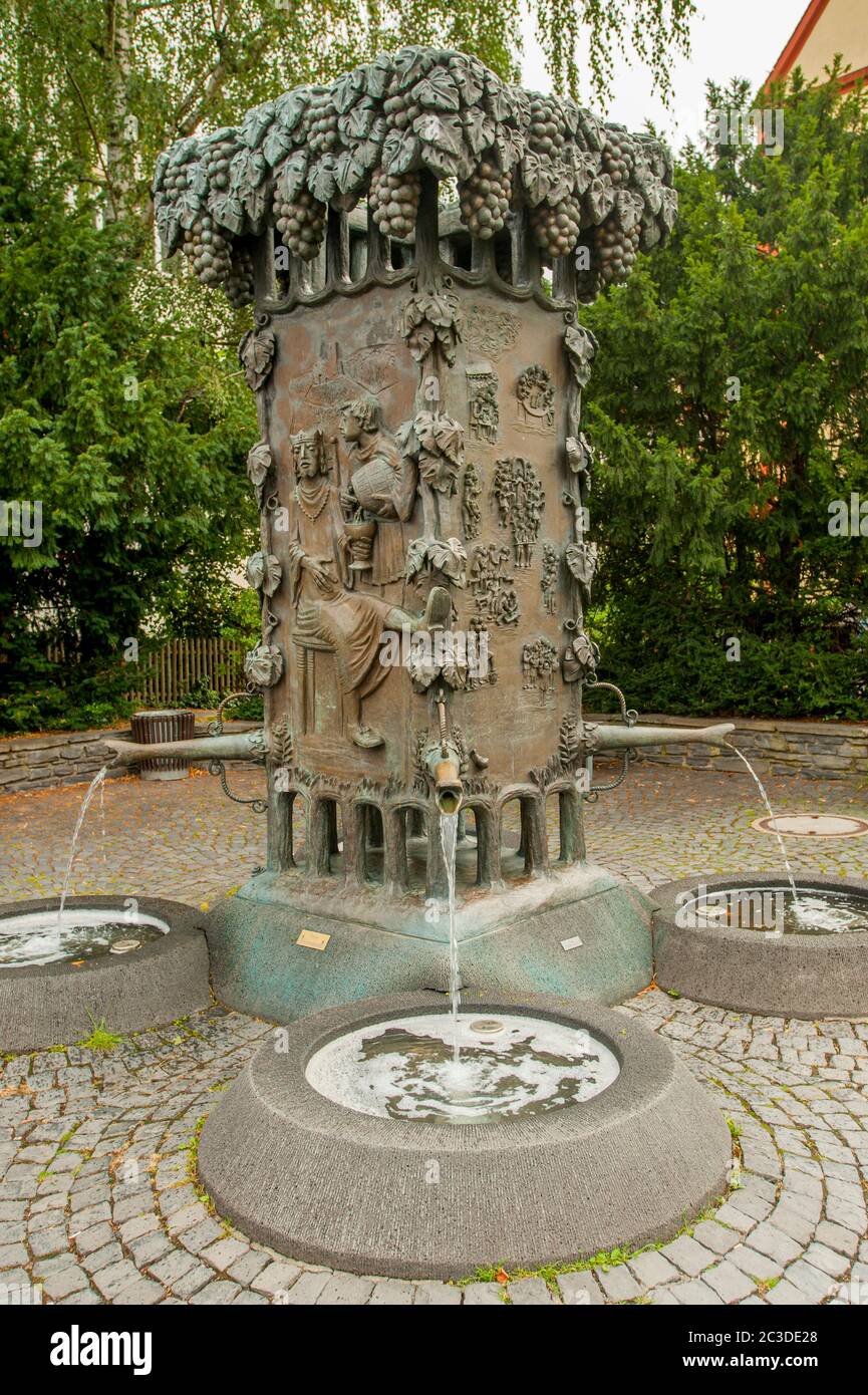 La Fontana del vino Bernkastel a Bernkastel sul fiume Mosella nel distretto di Cochem-Zell nella Renania-Palatinato, Germania. Foto Stock