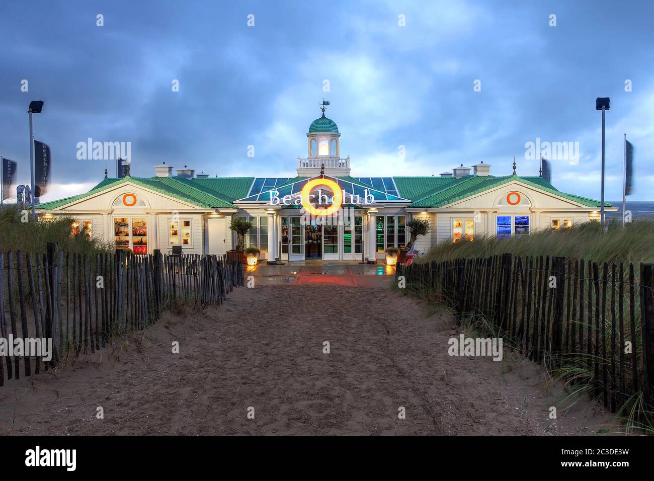 Noordwijk, Paesi Bassi - 14 ottobre 2014: Il cielo spettacolare del tramonto sul Beach Club dell'Hotel von Oranje a Noordwijk, Paesi Bassi visto dal percorso Foto Stock