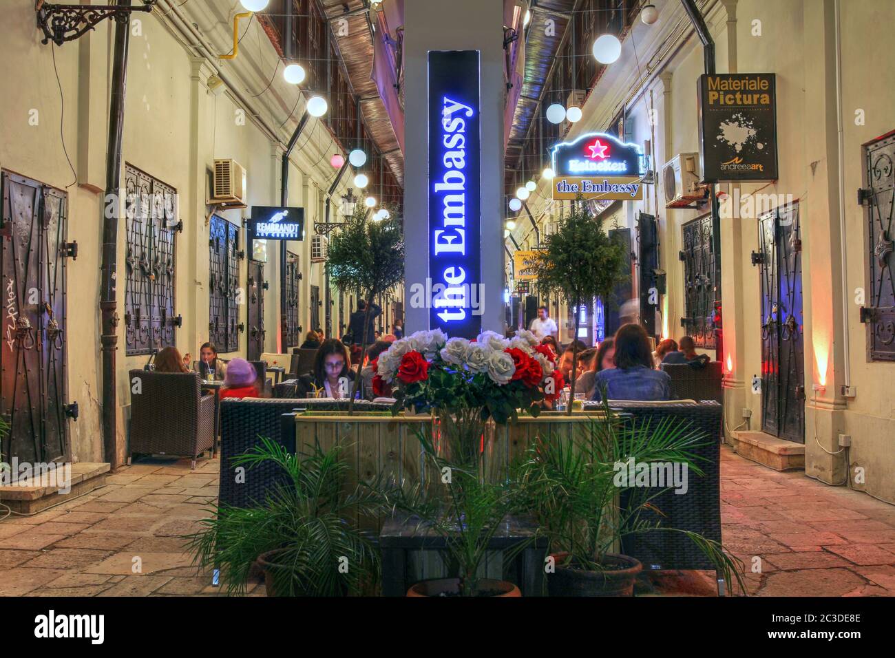 BUCAREST, ROMANIA - 20 SETTEMBRE: Serata nel cortile interno della storica Hanul cu Tei (la locanda dell'albero di Linden) nel centro storico di Bucarest, Foto Stock