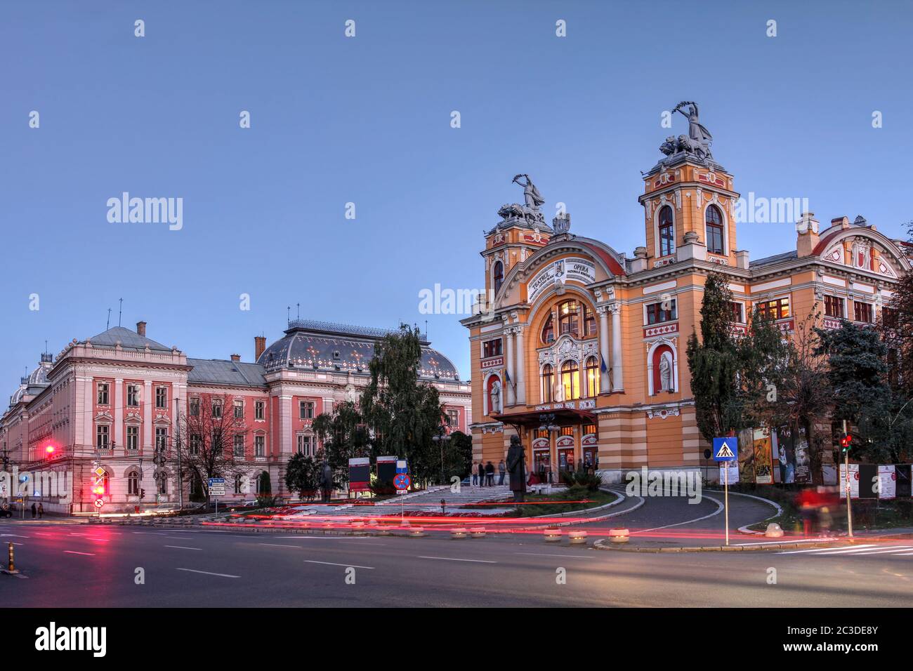 Crepuscolo a Cluj Napoca, Romania con il Teatro Nazionale Luciano Blaga e il Palazzo di Giustizia. Foto Stock
