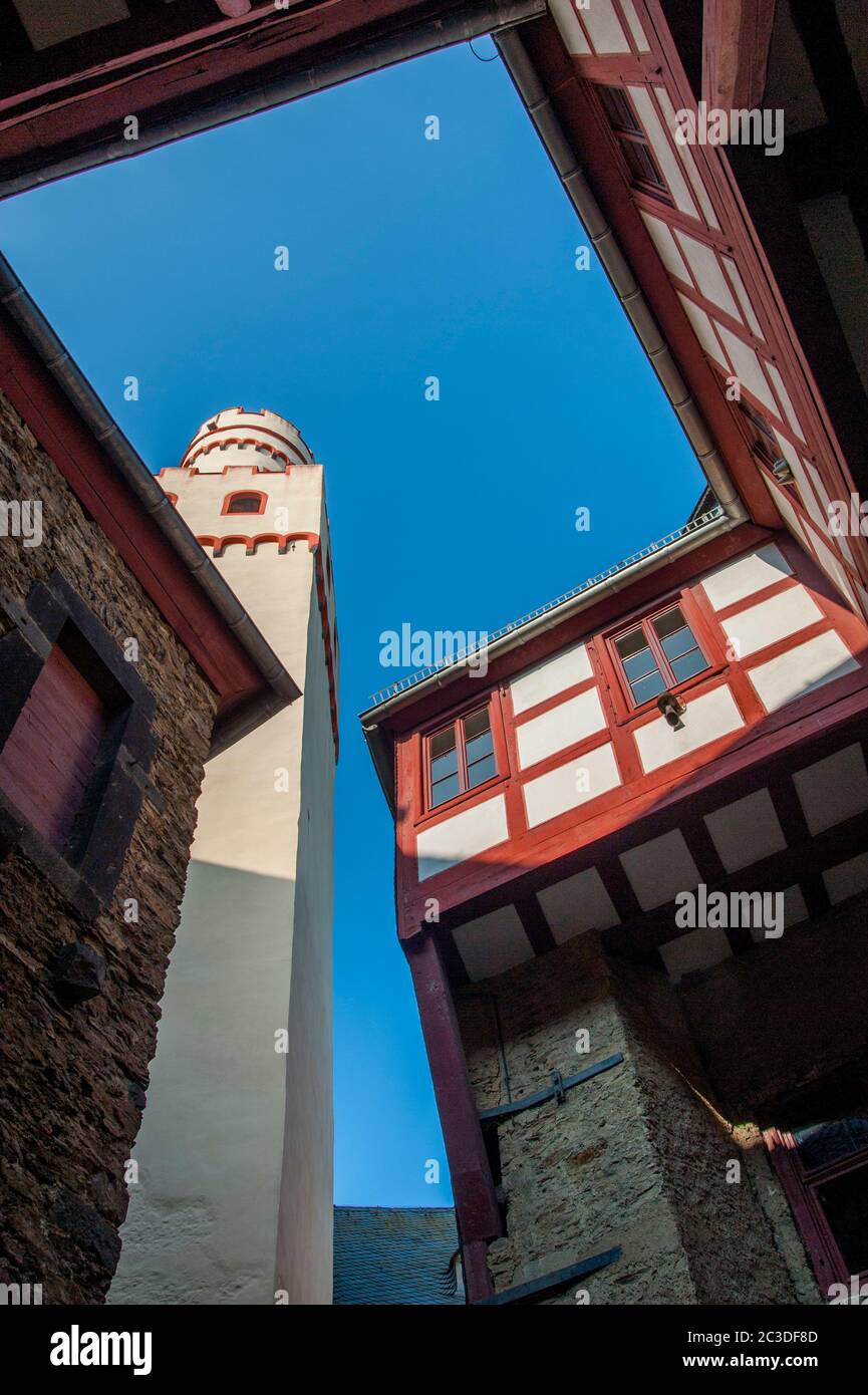 Vista verso il cielo dal cortile del castello medievale di Marksburg sul fiume Reno in Germania. Foto Stock