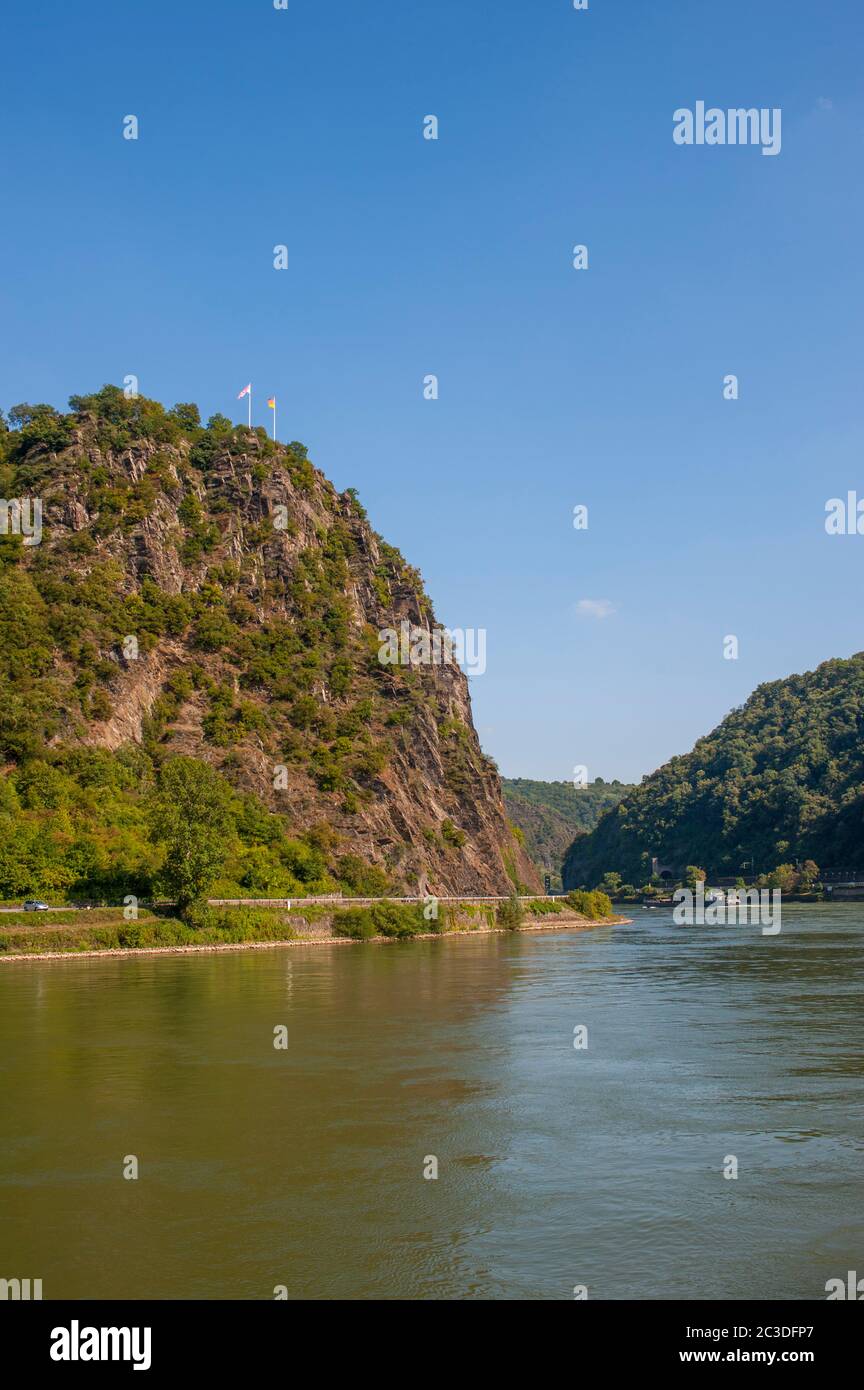 Vista del Lorelei , anche scritto Loreley in tedesco, che è una roccia di ardesia alta 132 m (433 piedi), ripida sulla riva destra del fiume Reno nel RHI Foto Stock