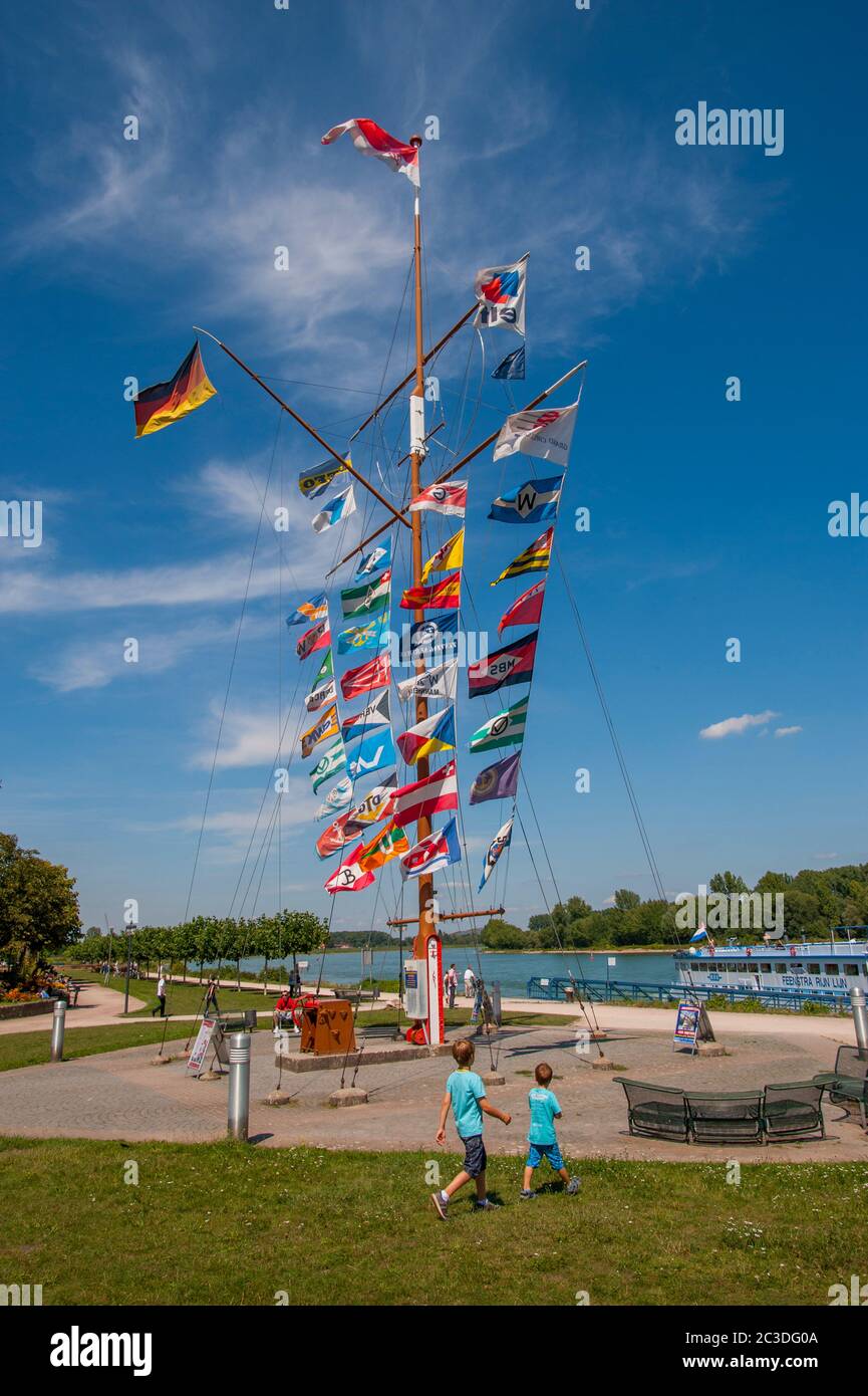 Un posto di bandiera a Speyer, una città sul fiume Reno in Germania. Foto Stock