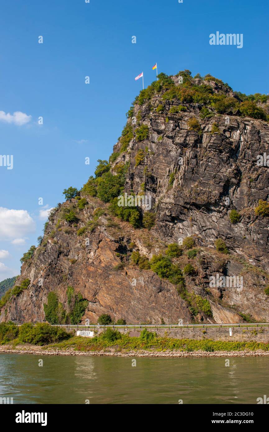 Vista del Lorelei , anche scritto Loreley in tedesco, che è una roccia di ardesia alta 132 m (433 piedi), ripida sulla riva destra del fiume Reno nel RHI Foto Stock