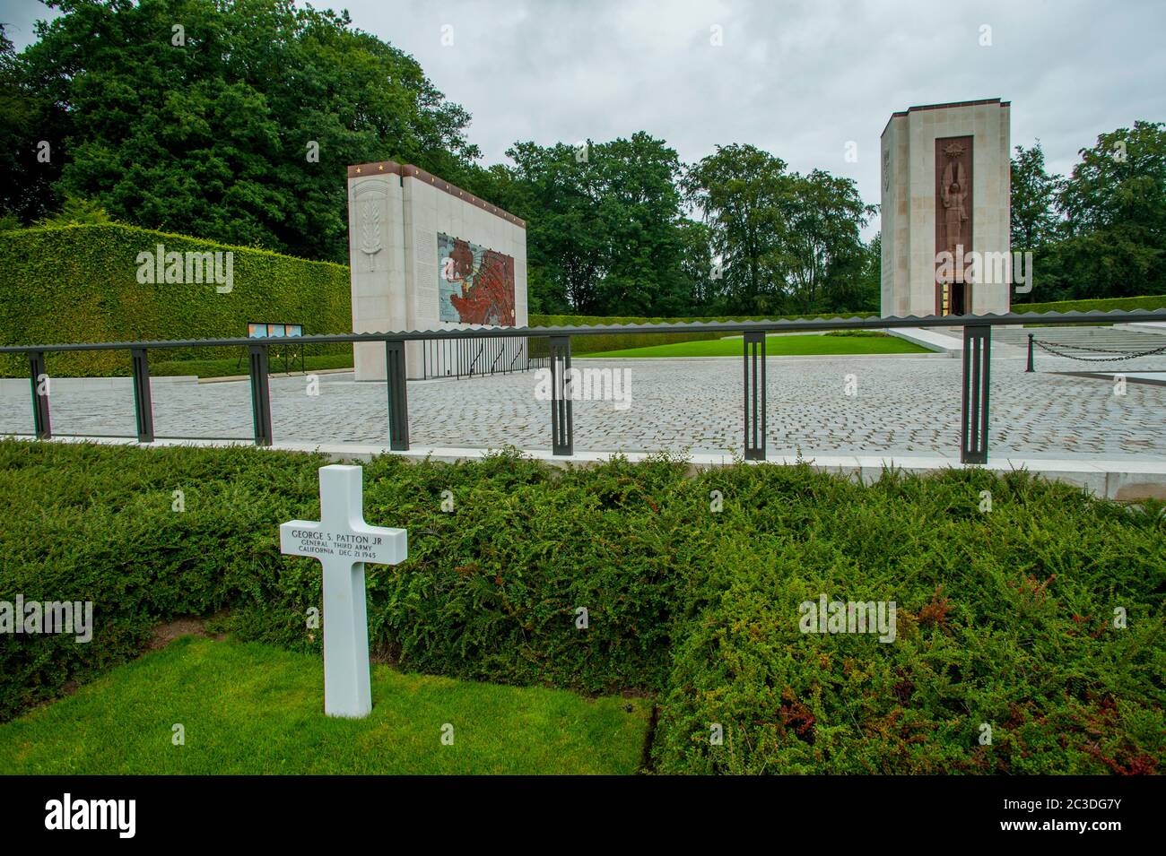 La tomba del generale dell'esercito degli Stati Uniti George Smith Patton Jr. Al cimitero e memoriale americano del Lussemburgo, un mili americano della seconda guerra mondiale Foto Stock