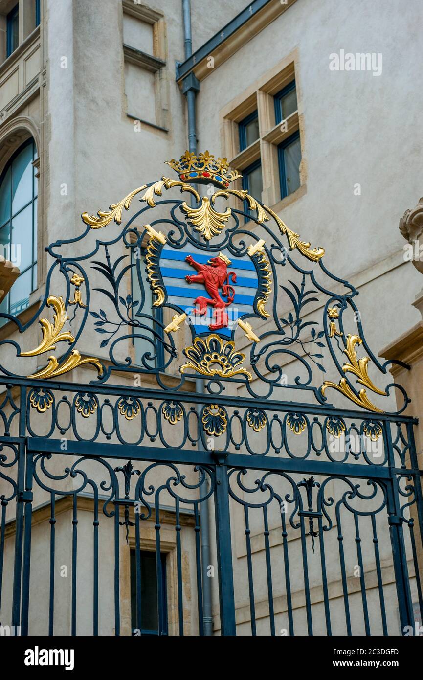 Lo stemma del Lussemburgo, qui su una porta di ferro battuto, ha le sue