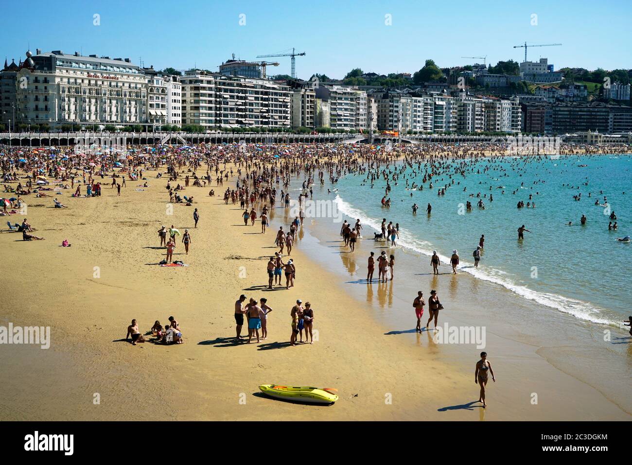 Turisti sulla spiaggia di la Concha. La Concha Bay.San Sebastian.Gipuzkoa.Basque Country.Spain. Foto Stock