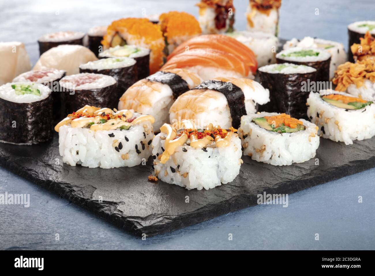 Ampio set di sushi. Molti maki, nigiri e rotoli diversi Foto Stock