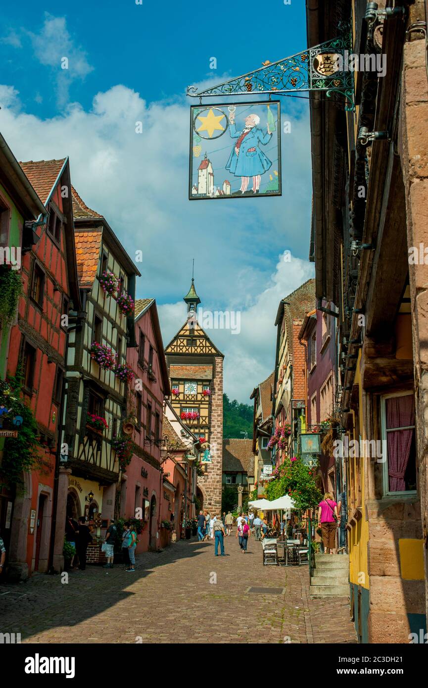 La strada principale nella città medievale di Riquewihr, Alsazia nella Francia orientale. Foto Stock
