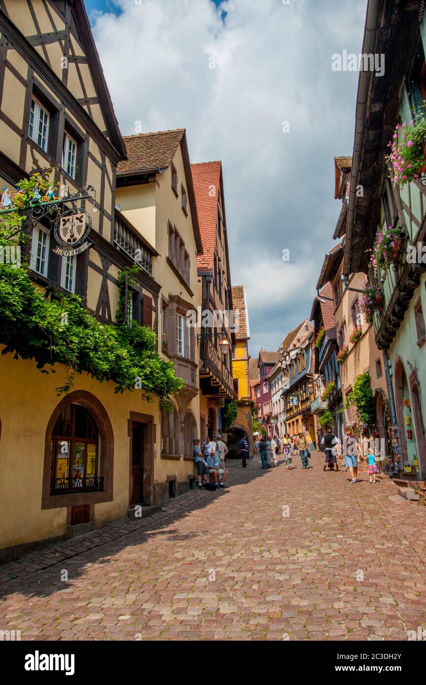 La strada principale nella città medievale di Riquewihr, Alsazia nella Francia orientale. Foto Stock