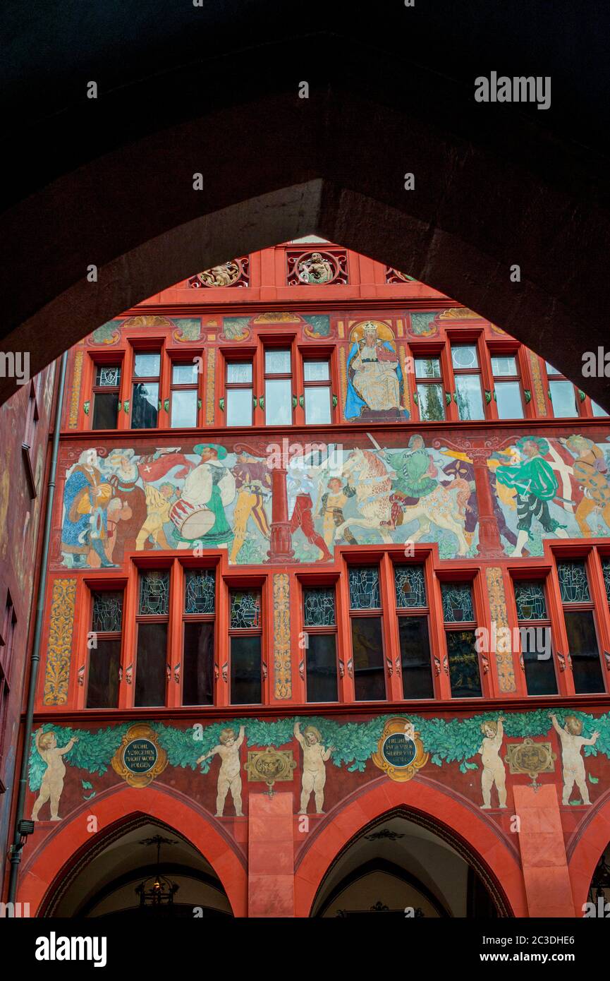 Dipinti murali nel cortile del Municipio del XIV secolo a Basilea, Svizzera. Foto Stock